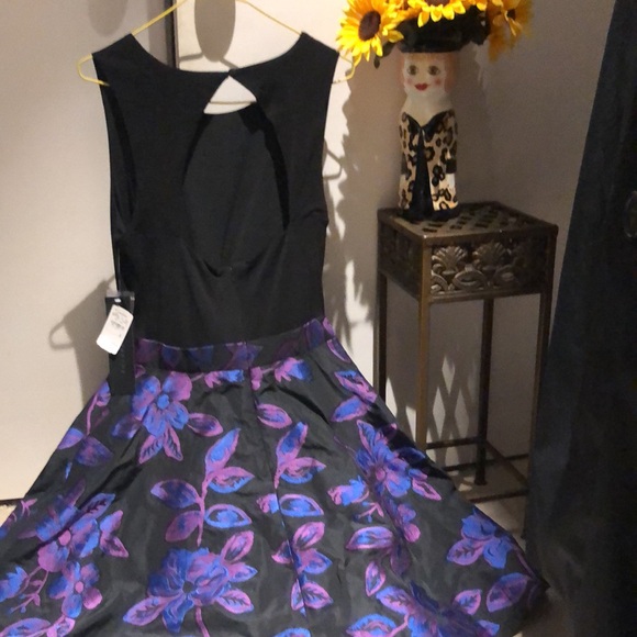 Aidan Mattox. Size 8. Gorgeous cocktail/party dress with peekaboo keyhole back. - Picture 5 of 8